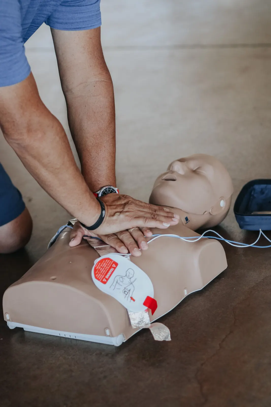 CPR practice with an automated external defibrillator (illustrative image)