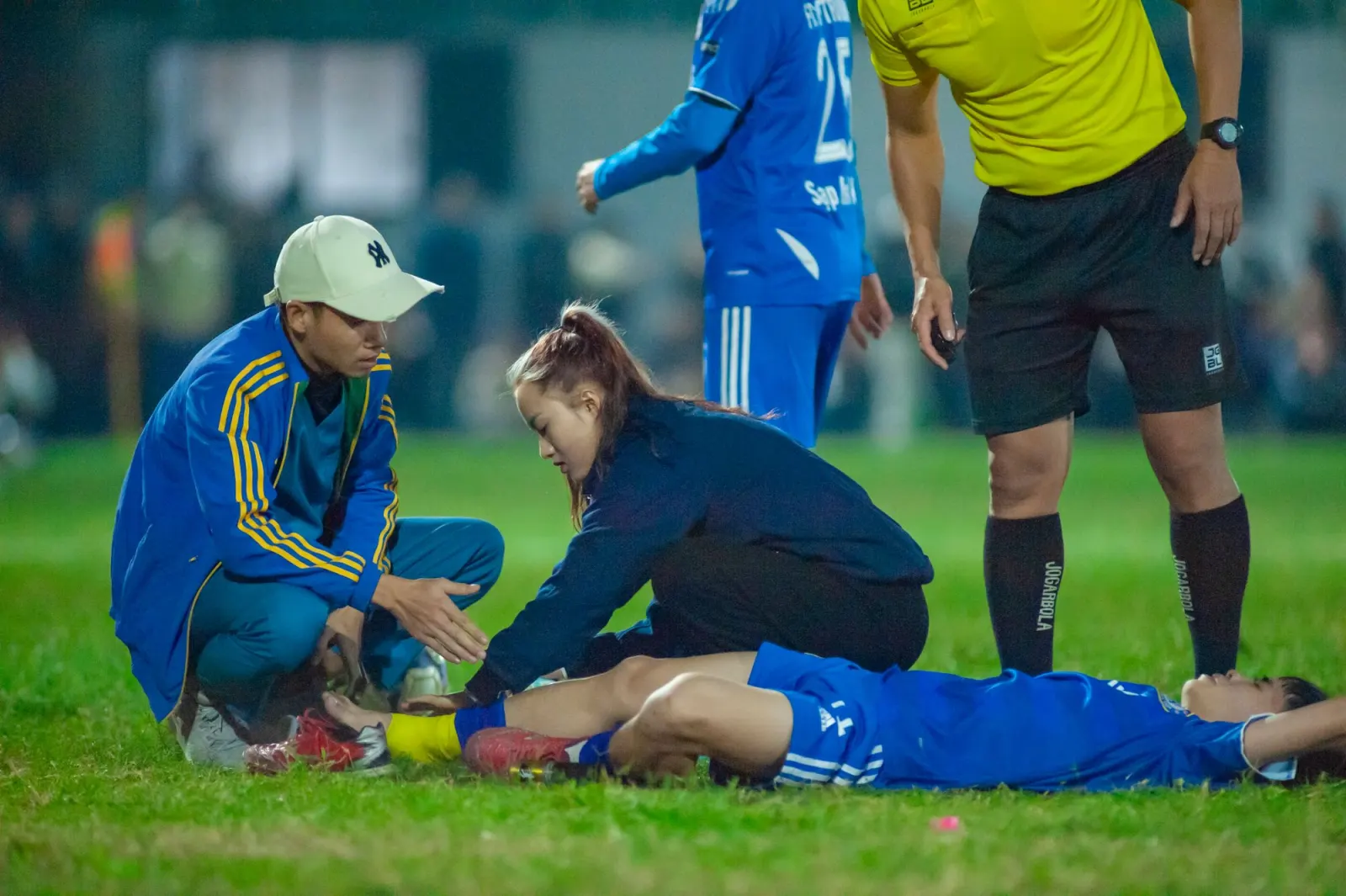 Soignants prenant en charge un joueur blessé sur le terrain pendant un match (image d'illustration)
